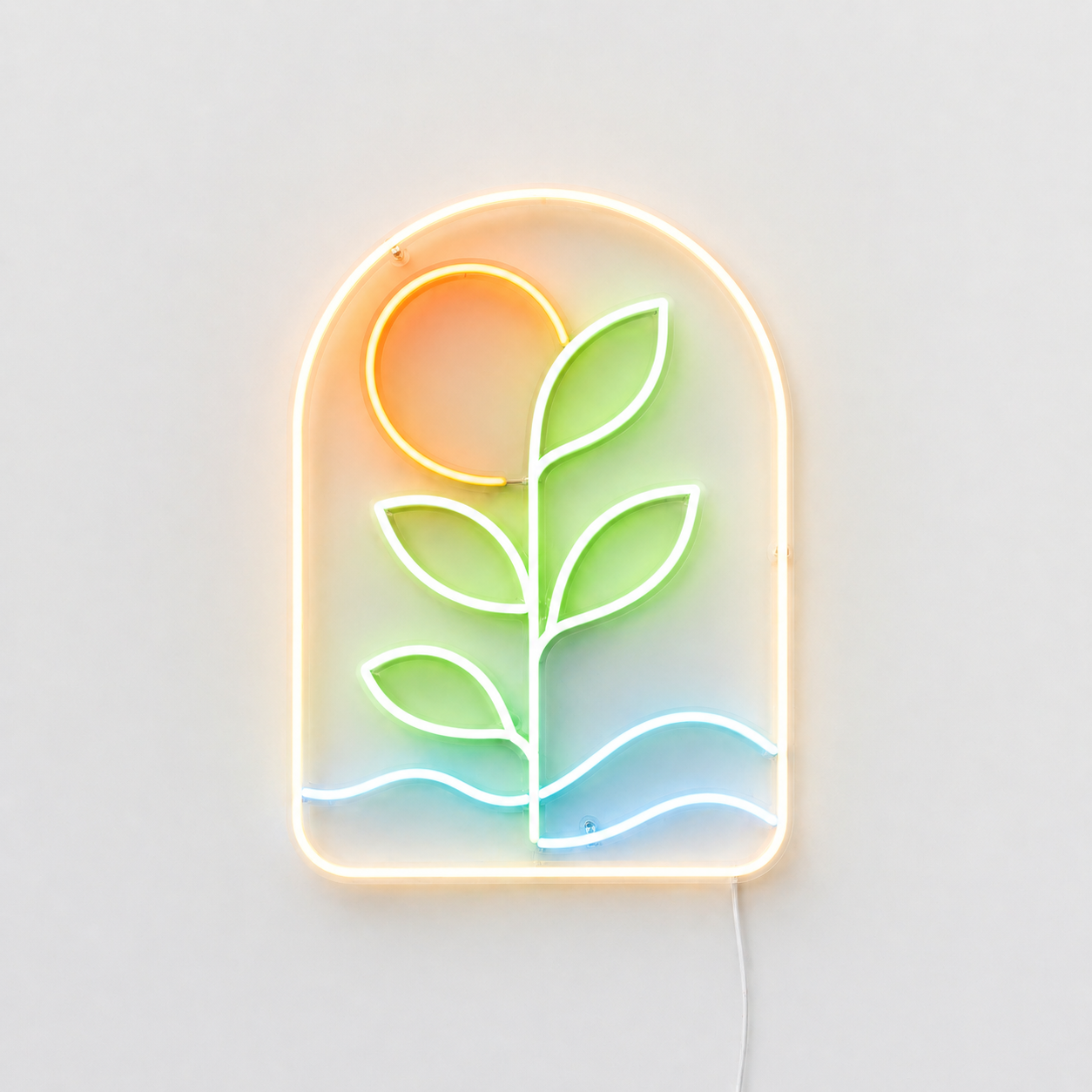 Néon LED In Silence représentant une pousse avec feuilles vertes et soleil orange dans cadre arche pastel sur mur blanc