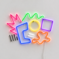 Néon LED Memphis composition de formes géométriques multicolores style design 80s sur mur blanc