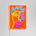 Néon LED Royal Mask portrait stylisé avec couronne sur fond orange dans cadre plexiglass
